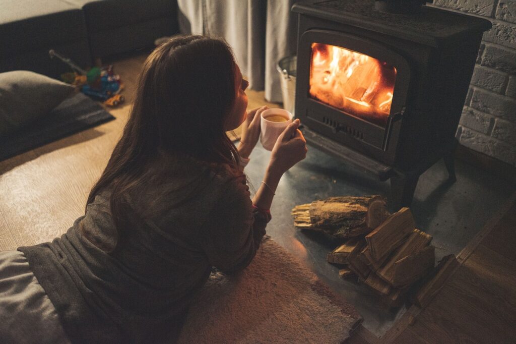 woman, fireplace, mug-6795381.jpg